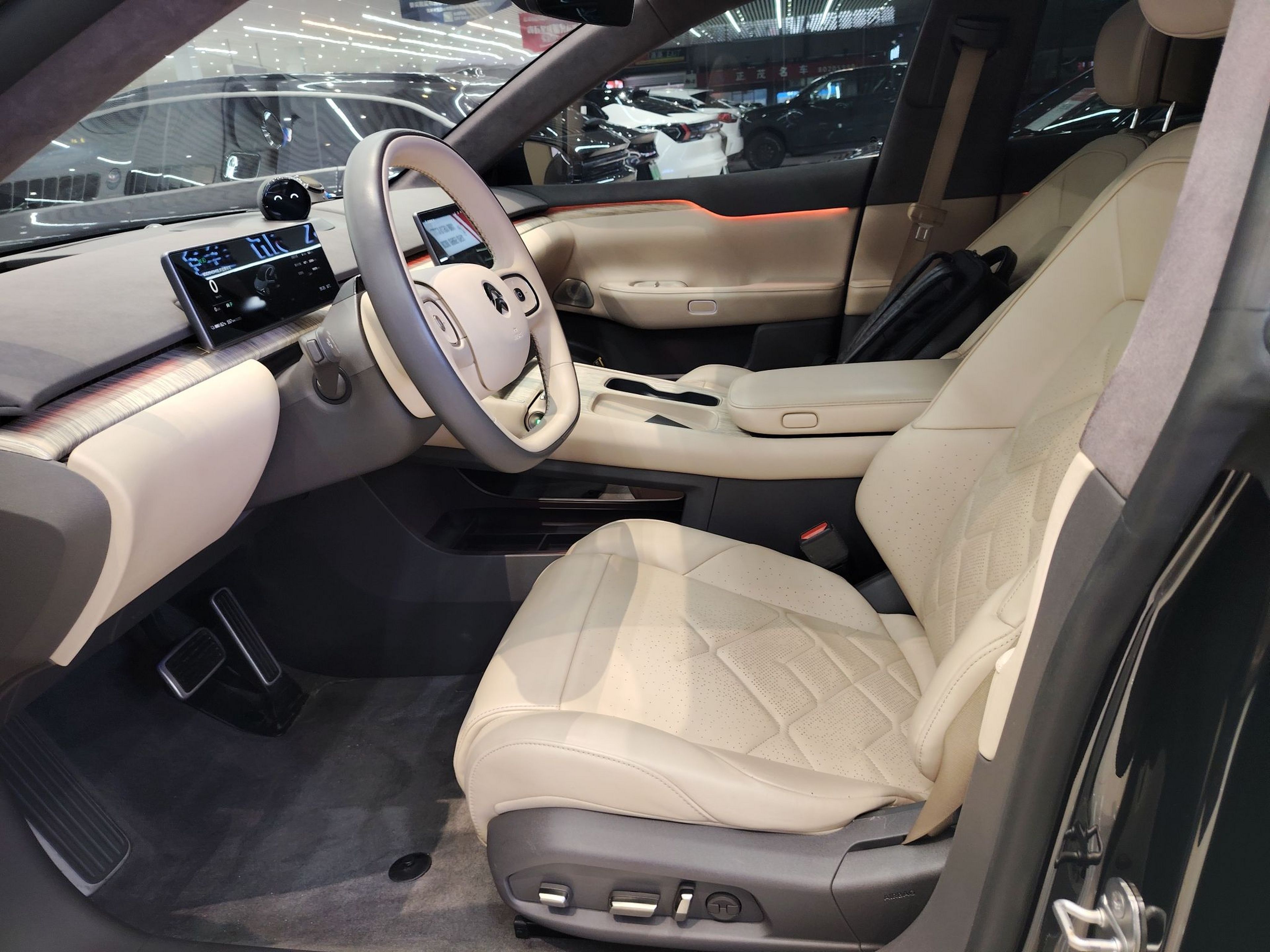 المقاعد الأمامية داخل السيارة