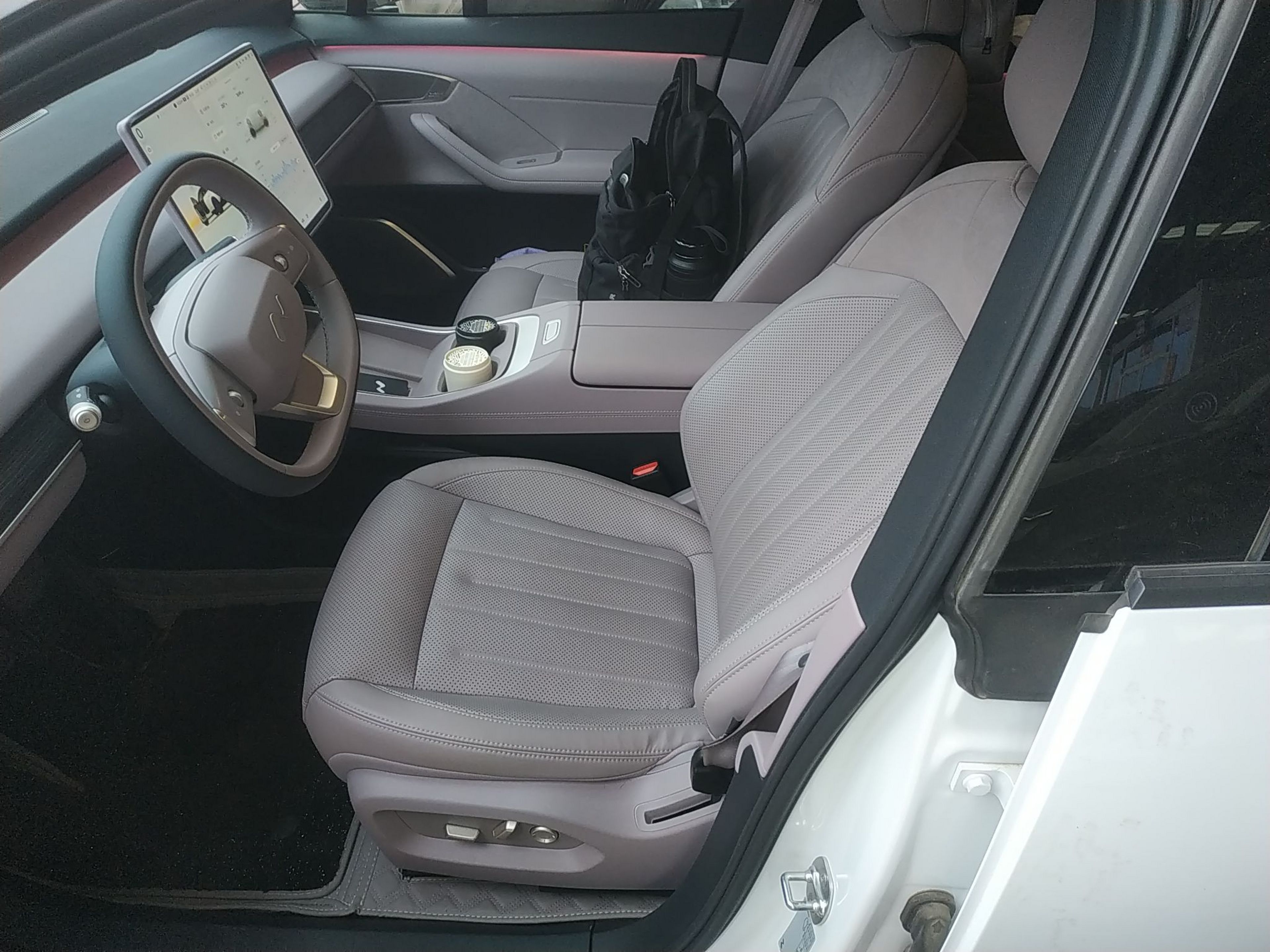 Переднее сиденье в автомобиле