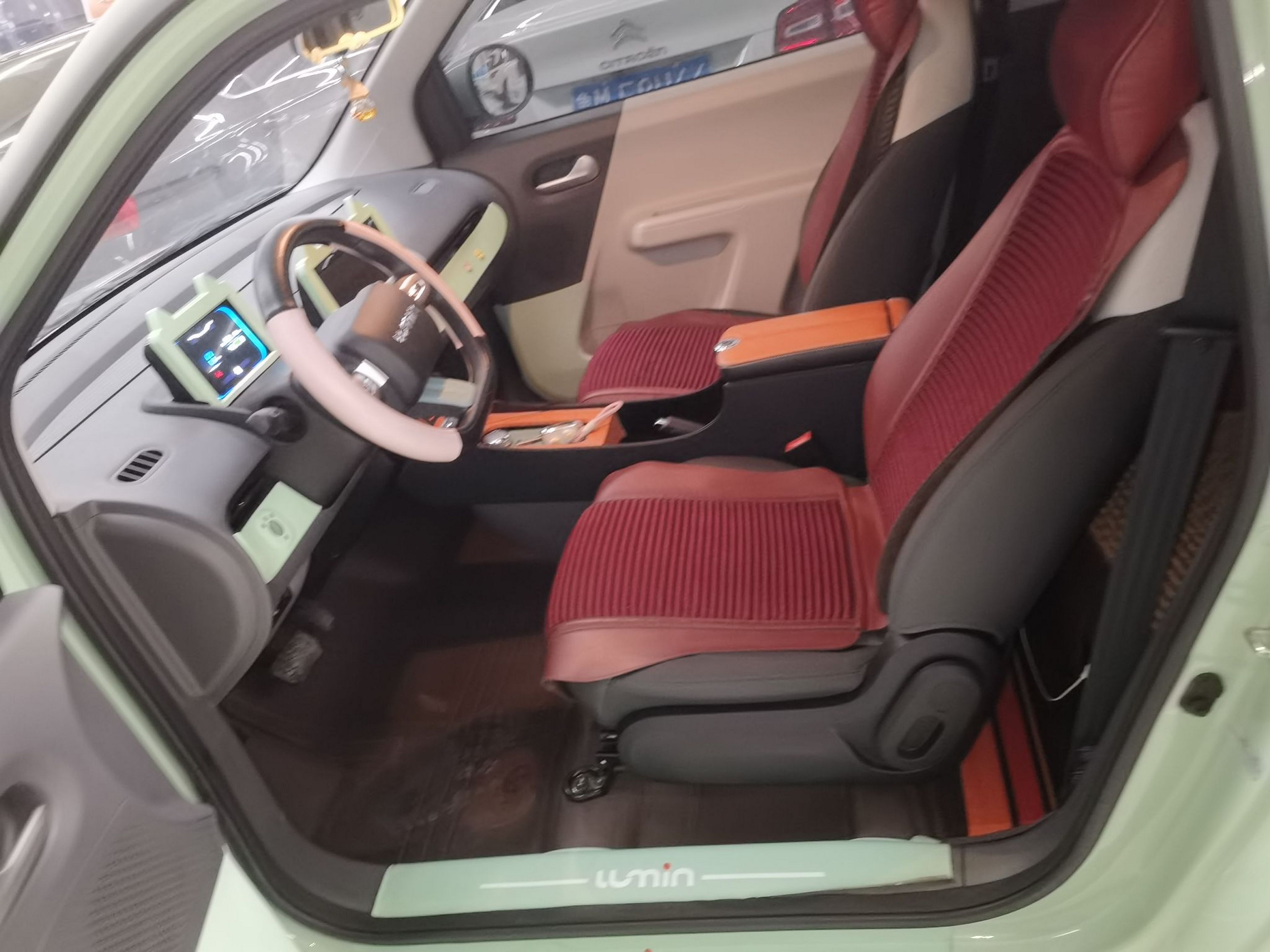 المقاعد الأمامية داخل السيارة