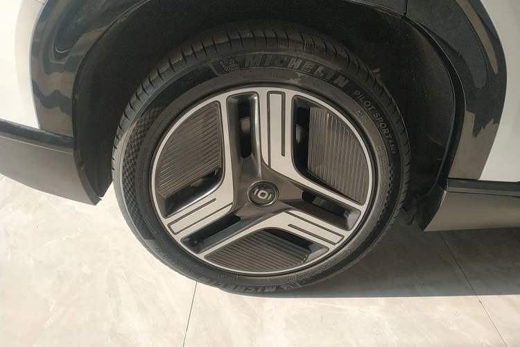 Used  E07 2025 All-Electric 4x4 90kWh Ultra High-Performance Edition
