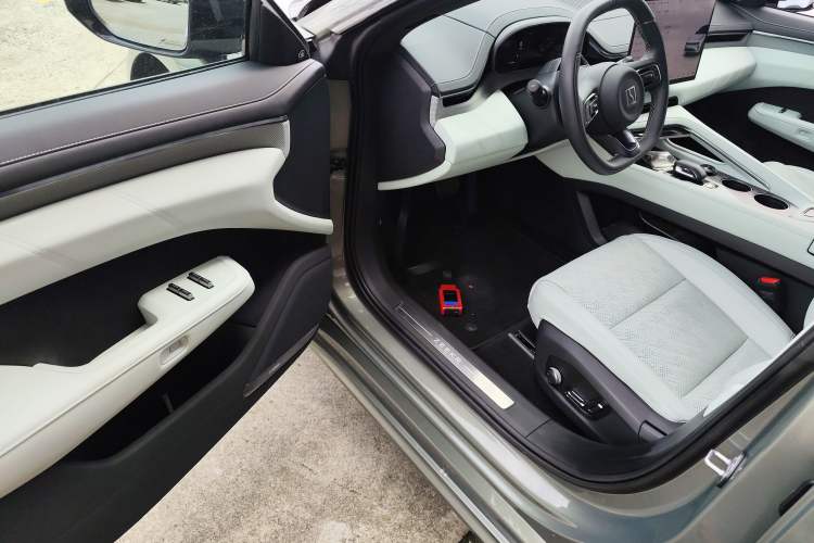 Used Zeekr 001 2025 WE Edition 100 kWh Rear-Wheel Drive
