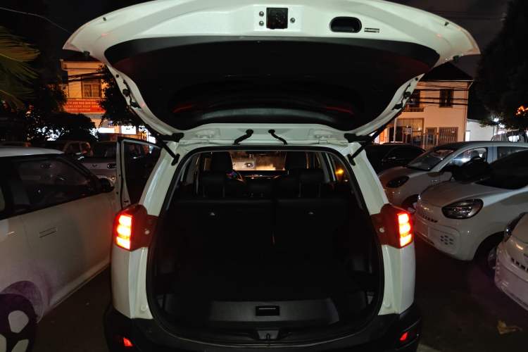 Used Toyota RAV4 2015 2.0L CVT Two-Wheel Drive Fashion Edition
