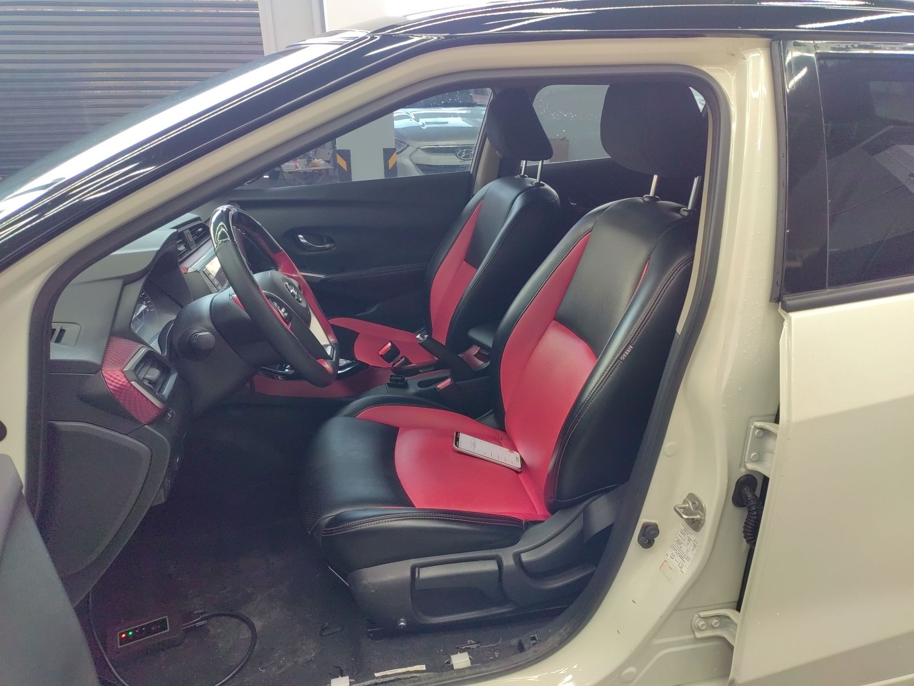 المقاعد الأمامية داخل السيارة