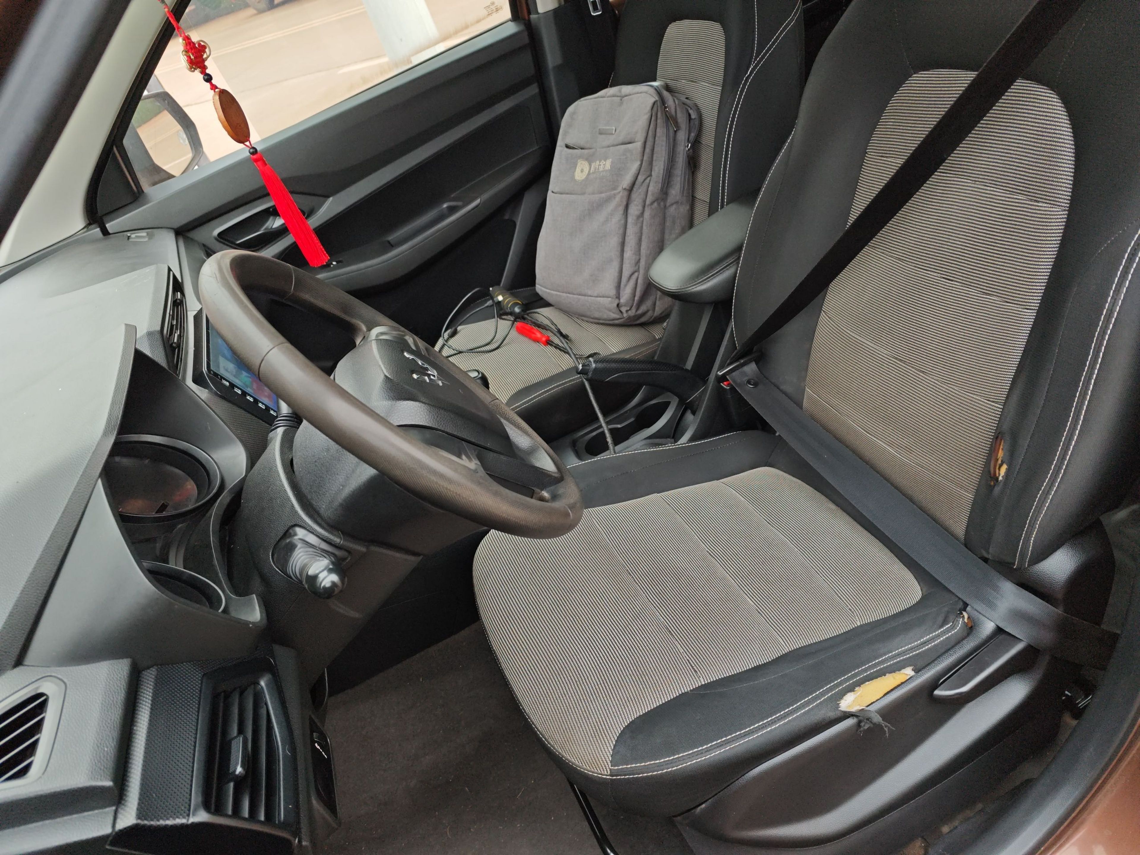 Переднее сиденье в автомобиле