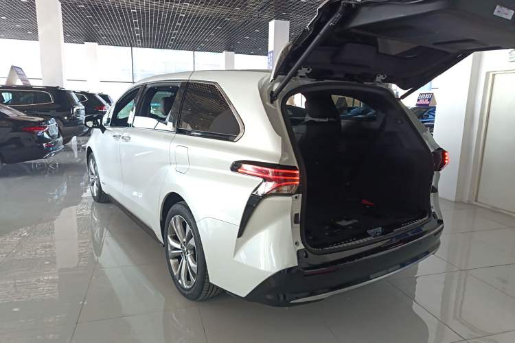 Used Toyota Sienna 2023 2.5L Hybrid Deluxe Edition