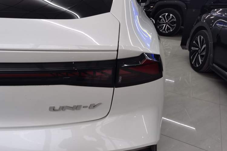 Used Changan UNI-V 2023 1.5T Prestige Model
