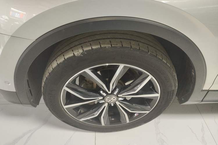 Used Volkswagen Tiguan L 2019 Revised 330TSI Automatic Two-Wheel Drive Smart & Luxury Edition China VI Standard