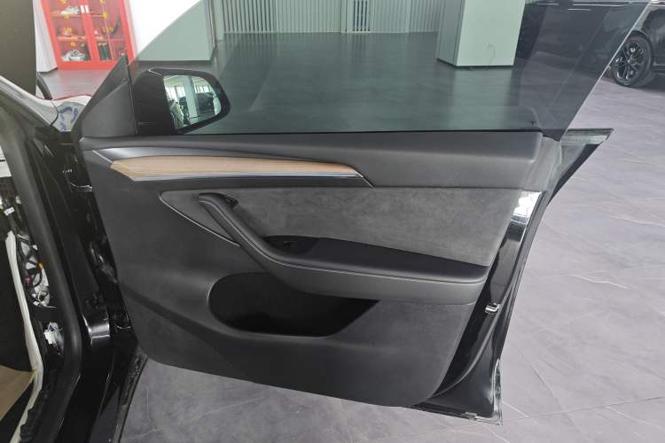 Used Tesla Model Y 2021 Long-Range All-Wheel-Drive Version 3D7
