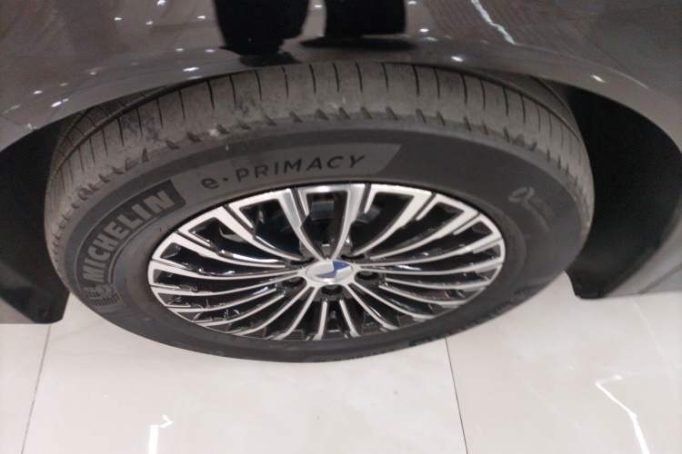 Used Denza D9 2022 DM-i 1040 Prestige Model