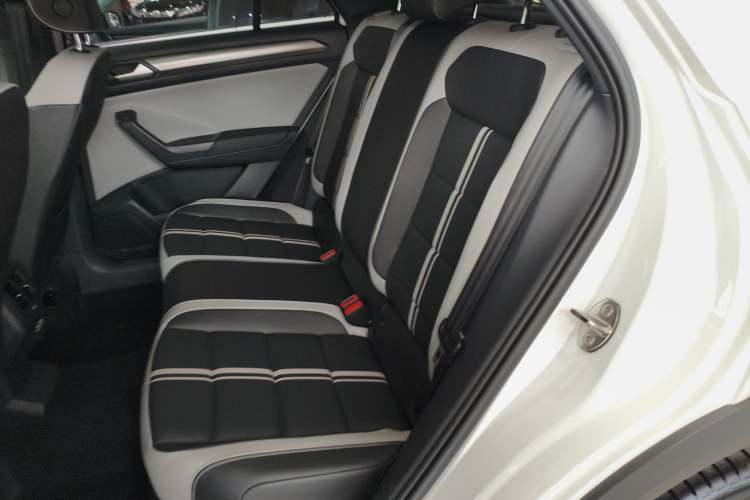 Used Volkswagen T-ROC 2023 300TSI DSG Two-Wheel-Drive Chen Guang Edition
