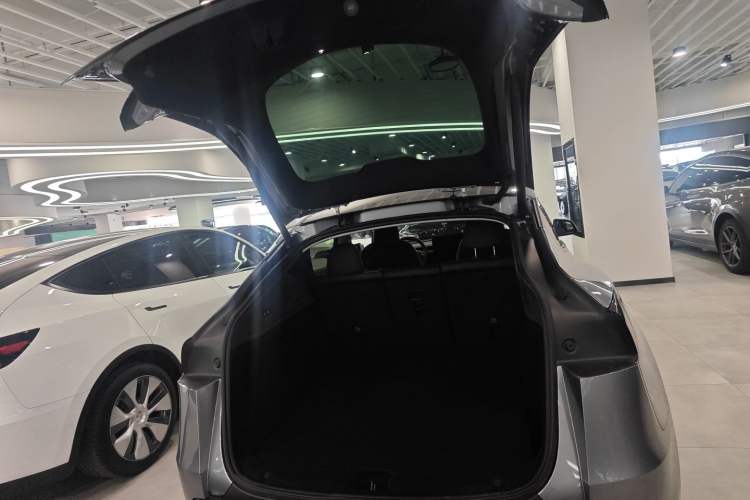 Used Tesla Model Y 2025 Rear-Wheel-Drive Version
