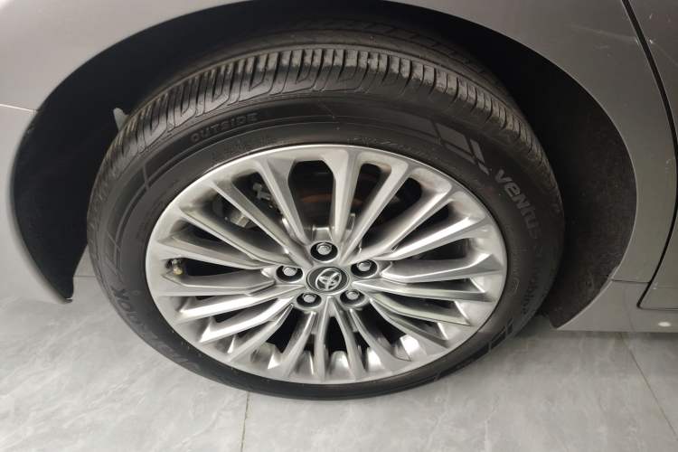 Used Toyota Avalon 2019 Dual-Engine 2.5L XLE Prestige Version China VI Standard
