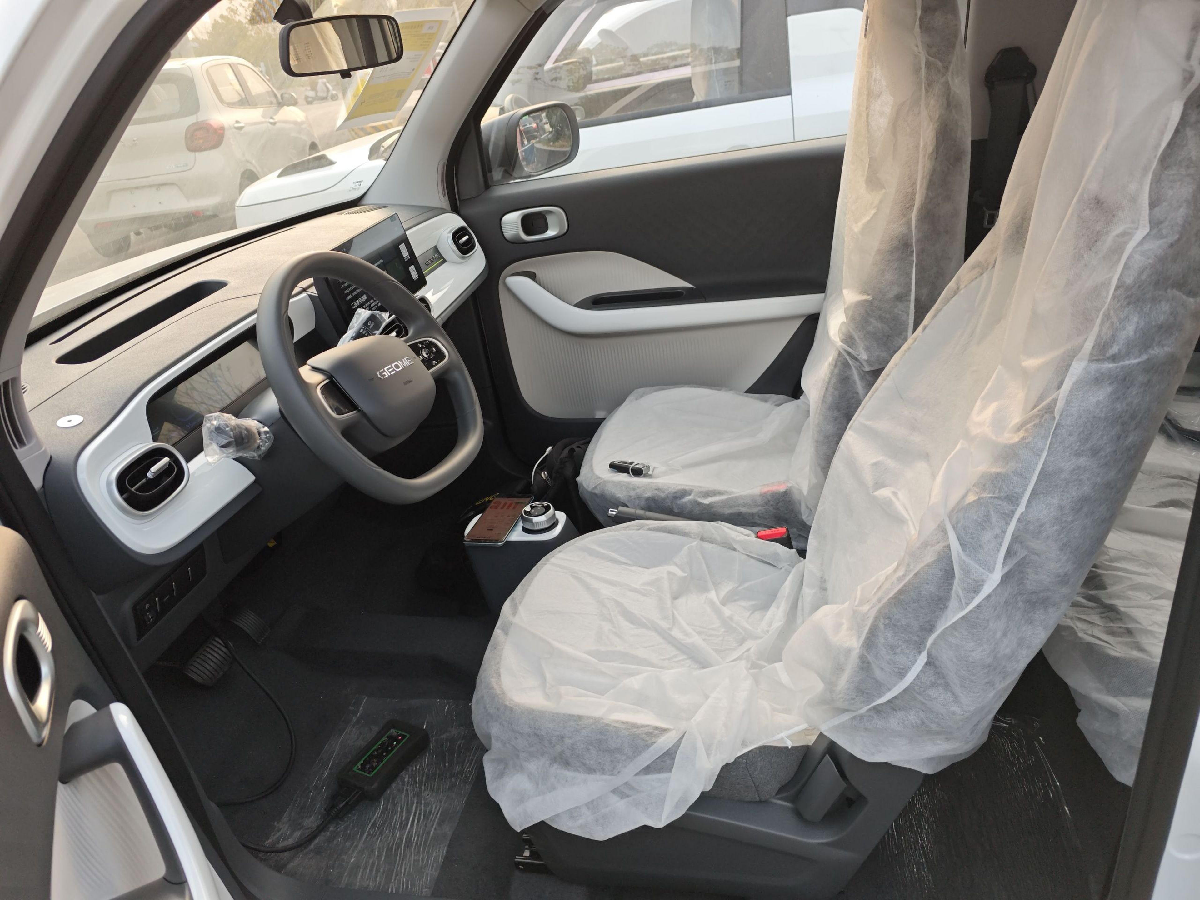 المقاعد الأمامية داخل السيارة