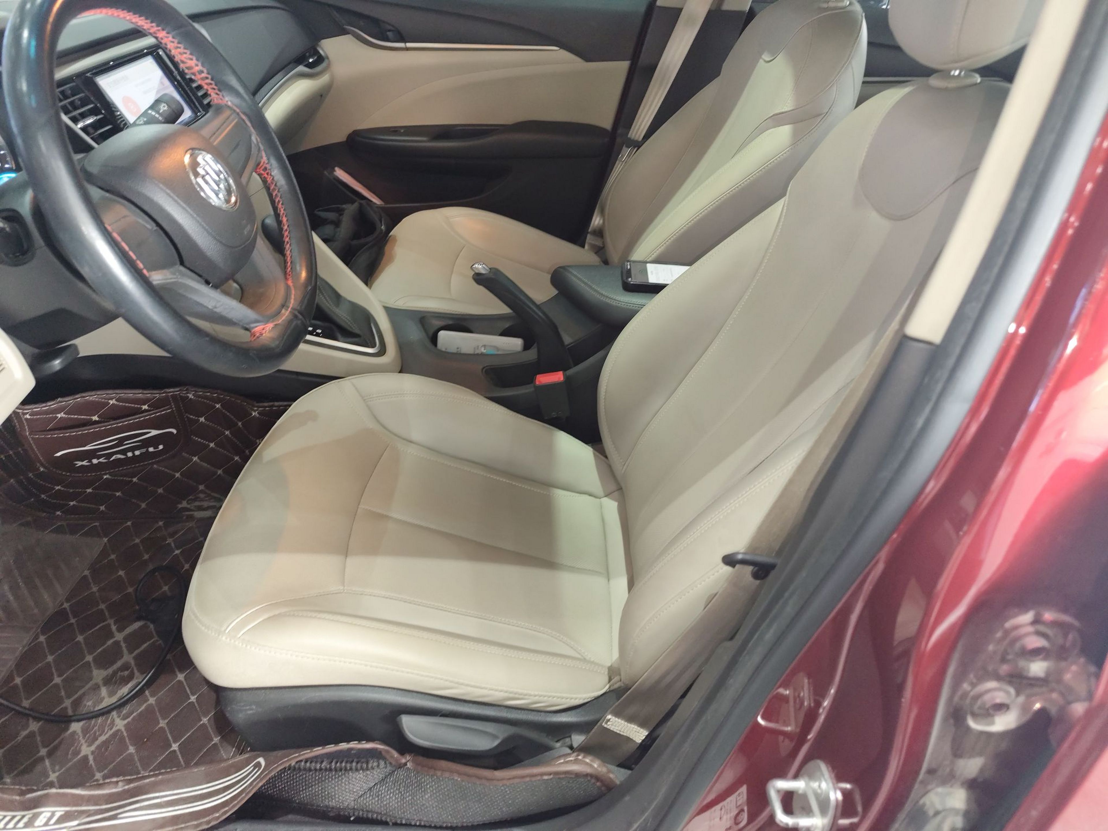 المقاعد الأمامية داخل السيارة