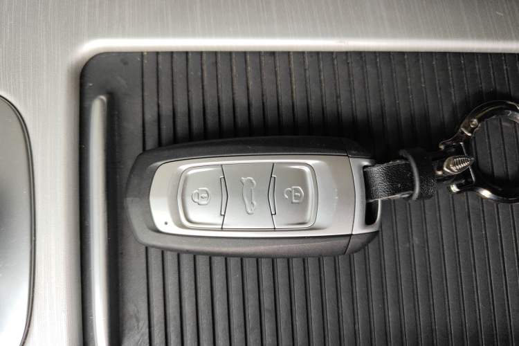 Used Geely Auto Emgrand X7 Sport 2020 1.8TD DCT Two-Wheel Drive Smart Connect 4G-Enabled Version
