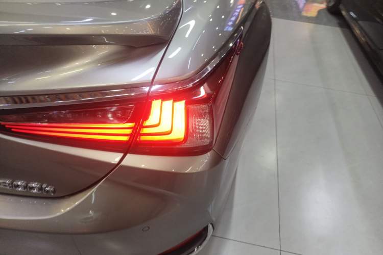 Used Lexus ES 2020 300h Premier Edition
