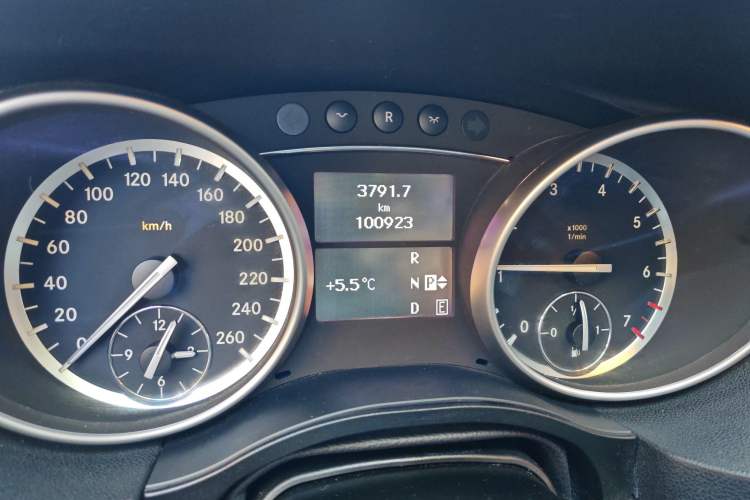 Used Mercedes-Benz R-Class 2014 R 320 4MATIC Business Model
