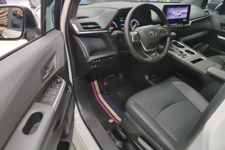 Used Toyota Granvia 2024 2.5L Hybrid Luxury Edition
