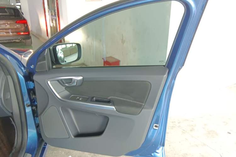 Used Volvo XC60 2017 T5 AWD Personalized Sport Upgrade Edition
