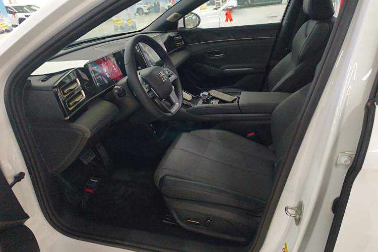 Used BYD Qin L 2025 DM-i Smart Drive 120KM Leading Model