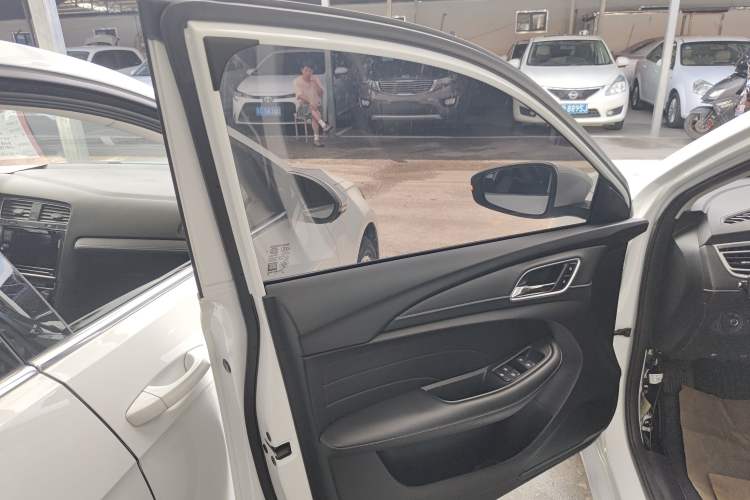 Used Roewe i5 2020 1.5L Automatic 4G Connect Luxury Flagship Edition
