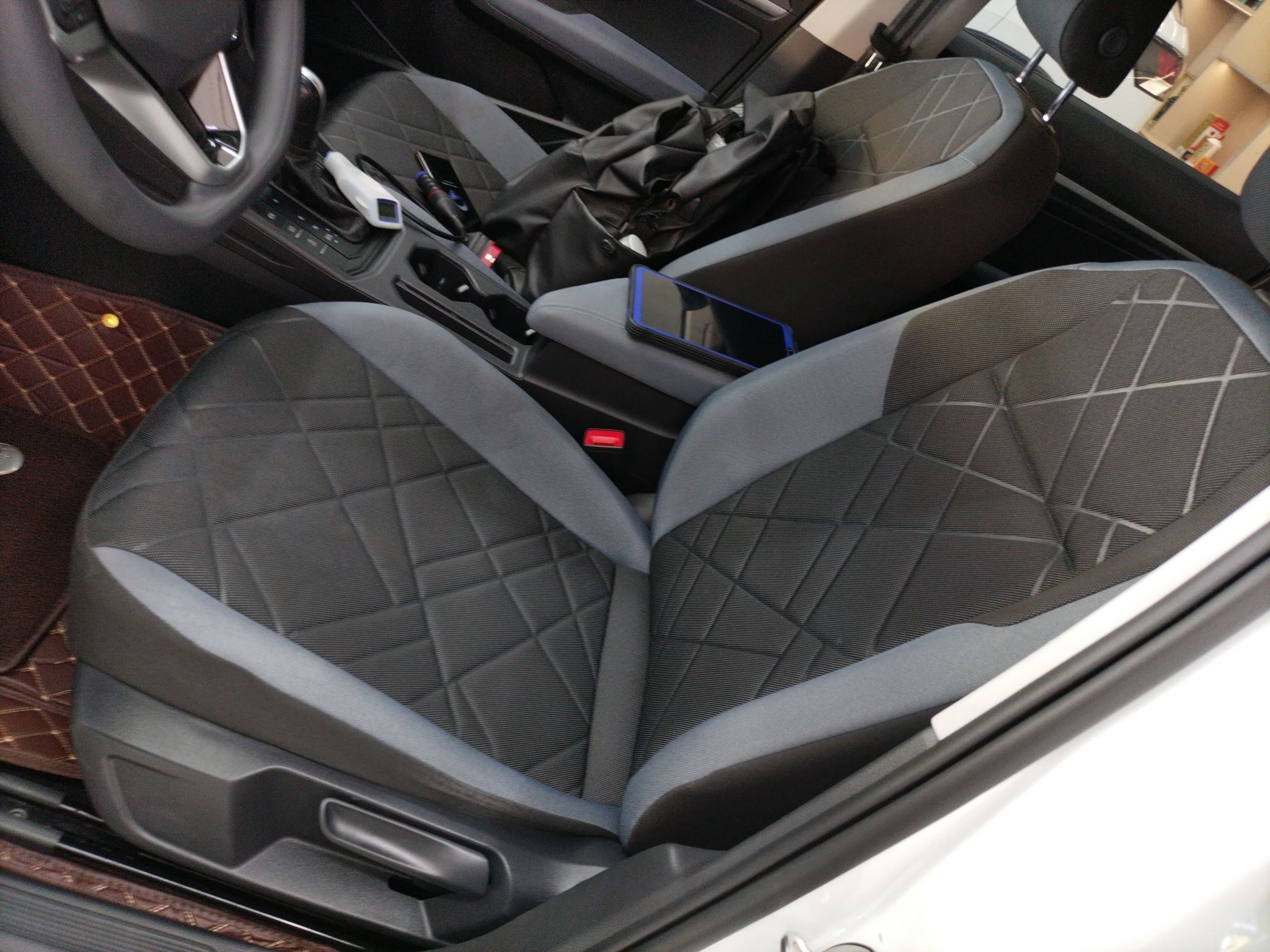 المقاعد الأمامية داخل السيارة