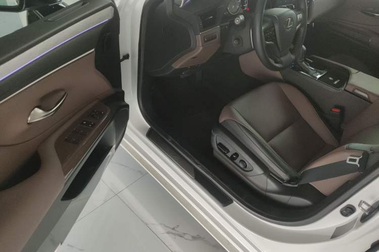 Used Lexus ES 2025 300h Deluxe Edition