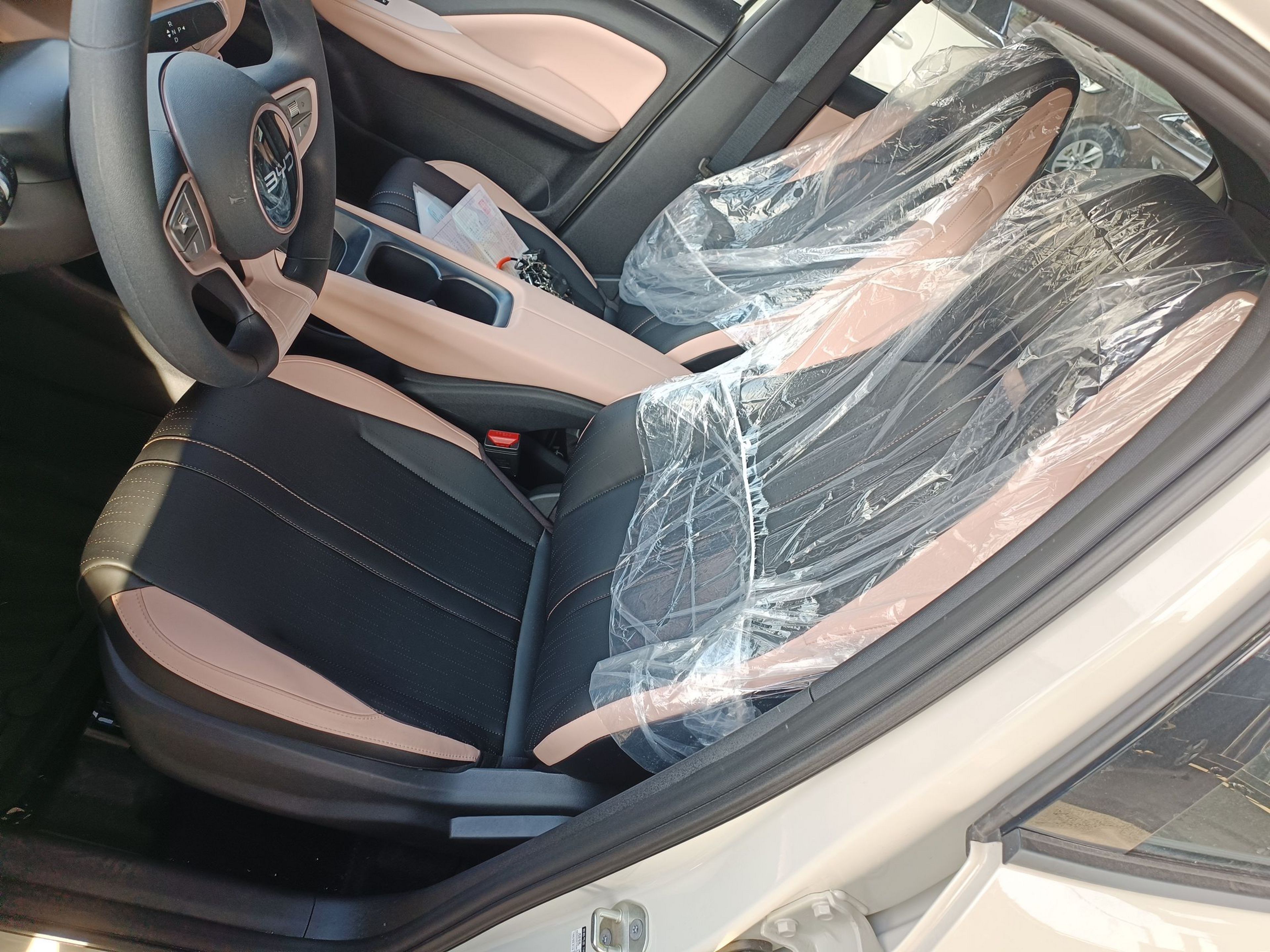 المقاعد الأمامية داخل السيارة