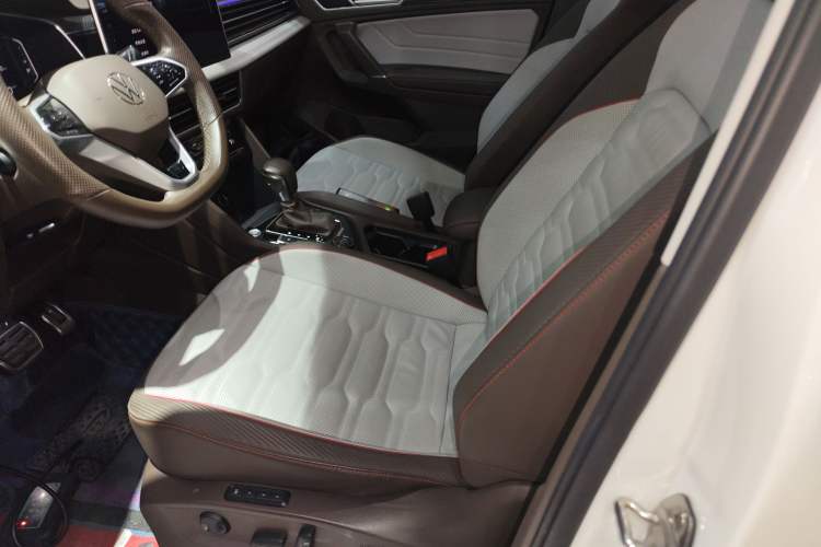 Used Volkswagen Tiguan L 2023 Facelift 380TSI Automatic All-Wheel Drive R-Line Flagship 7-Seater
