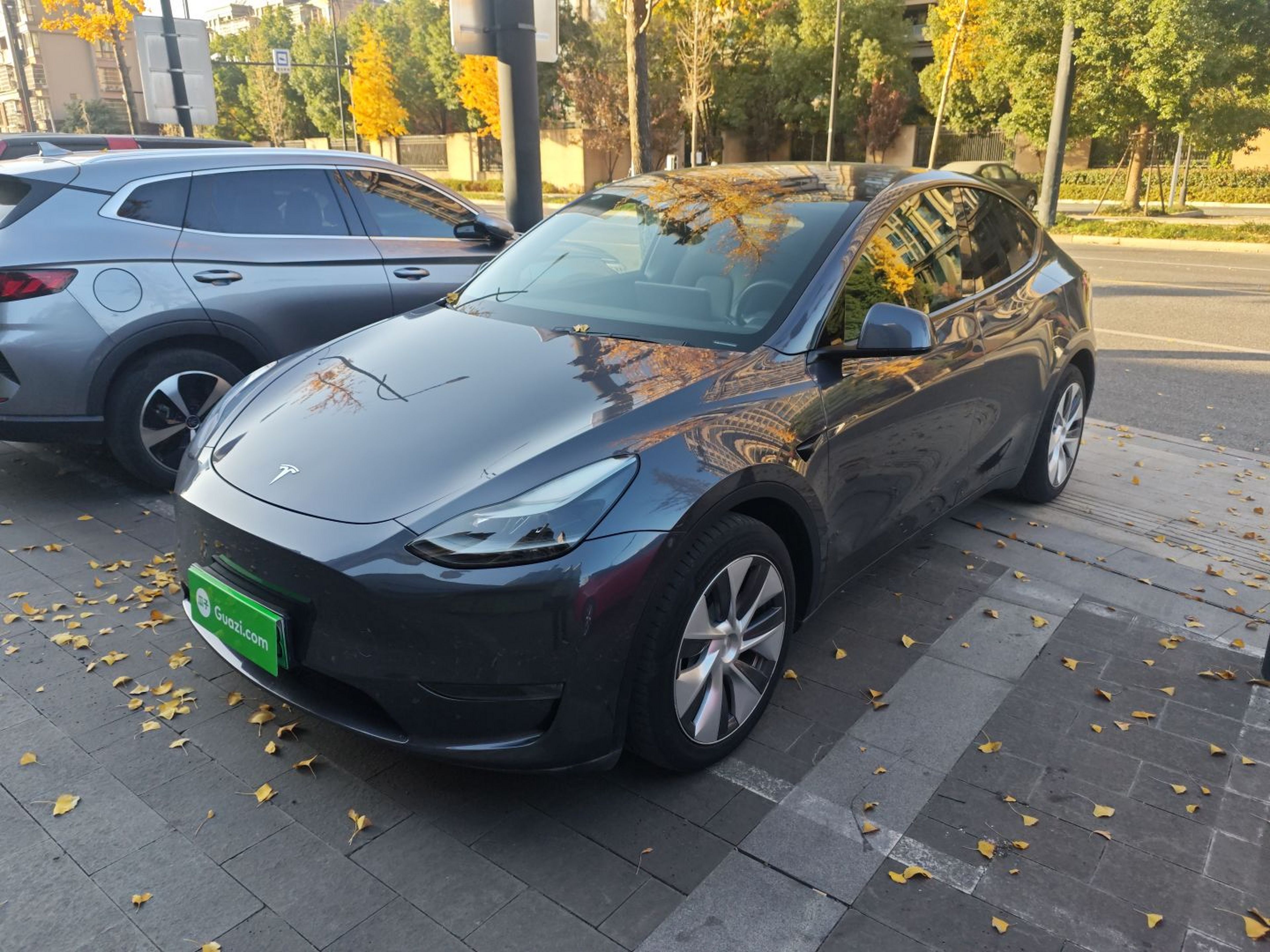 Под передней частью автомобиля