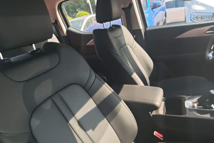 Used Great Wall King Kong Poer 2024 2.0T Automatic 8AT Diesel Two-Wheel-Drive Navigation Edition Flatbed
