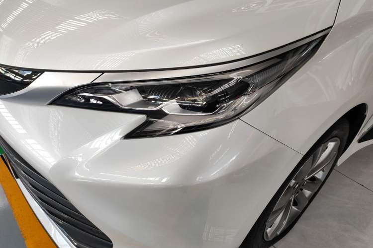 Used Toyota Sienna 2023 2.5L Hybrid Deluxe Edition
