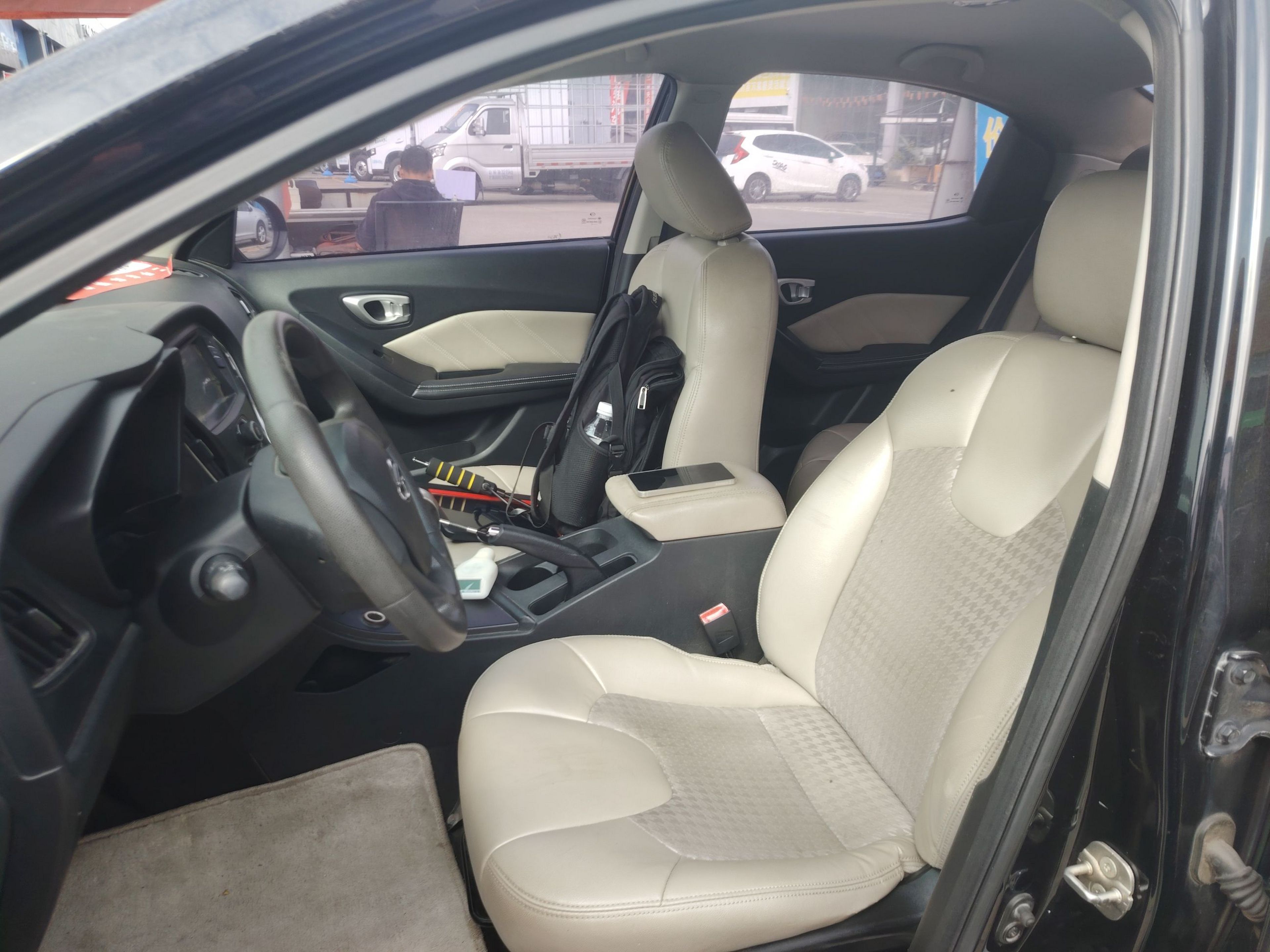 المقاعد الأمامية داخل السيارة