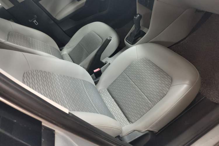 Used Skoda Rapid 2015 1.6L Automatic Smart Selection Model
