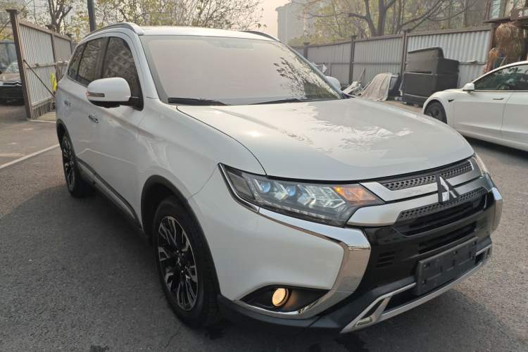 Used Mitsubishi Outlander 2019 2.4L 4x4 Zhi Xiang Edition 7 Seats China V Emission Standard
