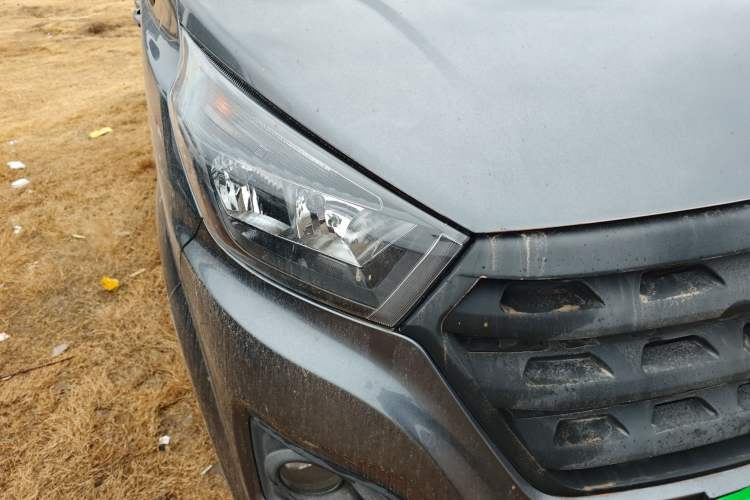 Used Jinbei Gold Hiace 2023 1.5L Passenger Van Travel Lion 5/6/7-Seater with Central Air Conditioning
