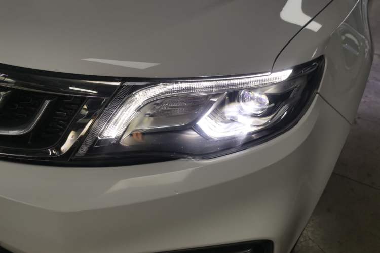 Used Geely Auto Emgrand X7 Sport 2018 1.8TD Automatic Two-Wheel Drive Smart Connect 4G Internet Edition
