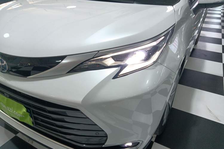 Used Toyota Sienna 2023 2.5L Hybrid Deluxe Edition
