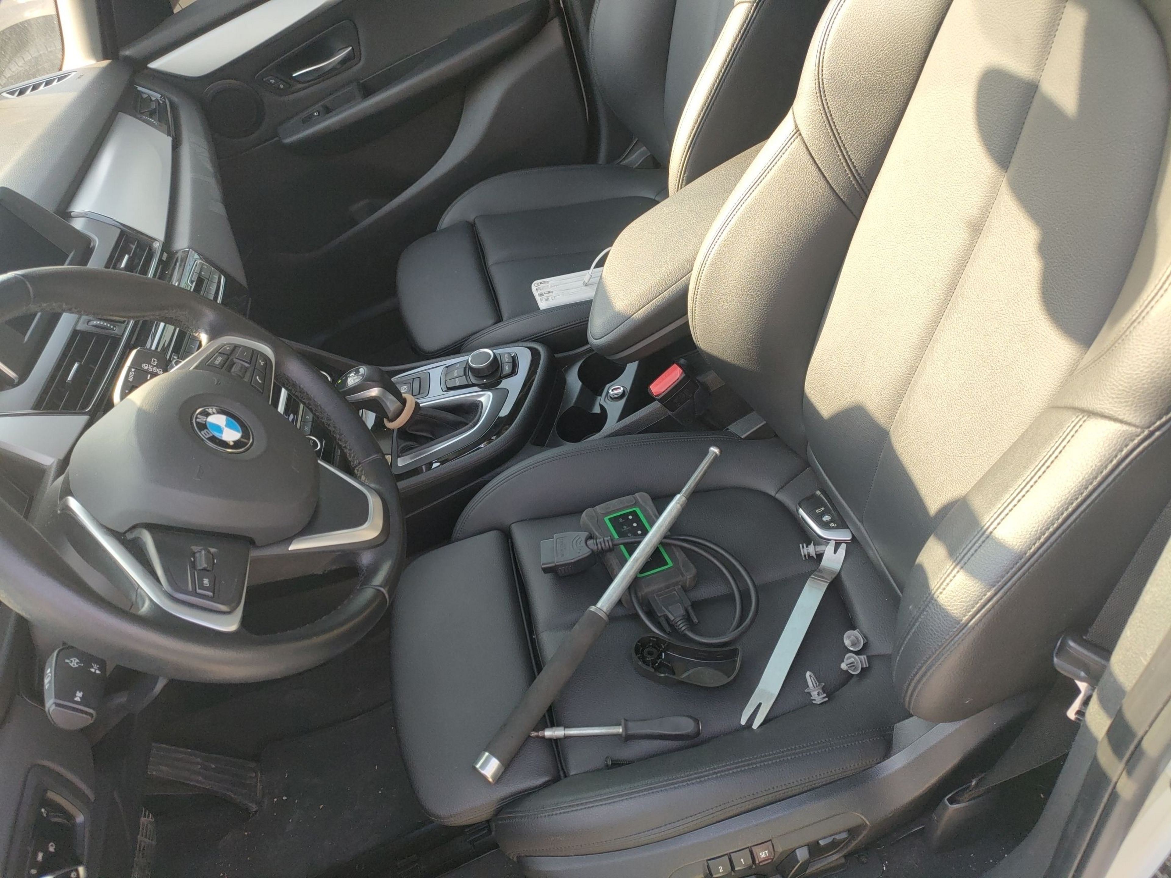 المقاعد الأمامية داخل السيارة