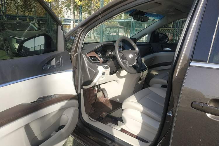 Used Buick GL8 2023 Land Executive Class Comfort Model
