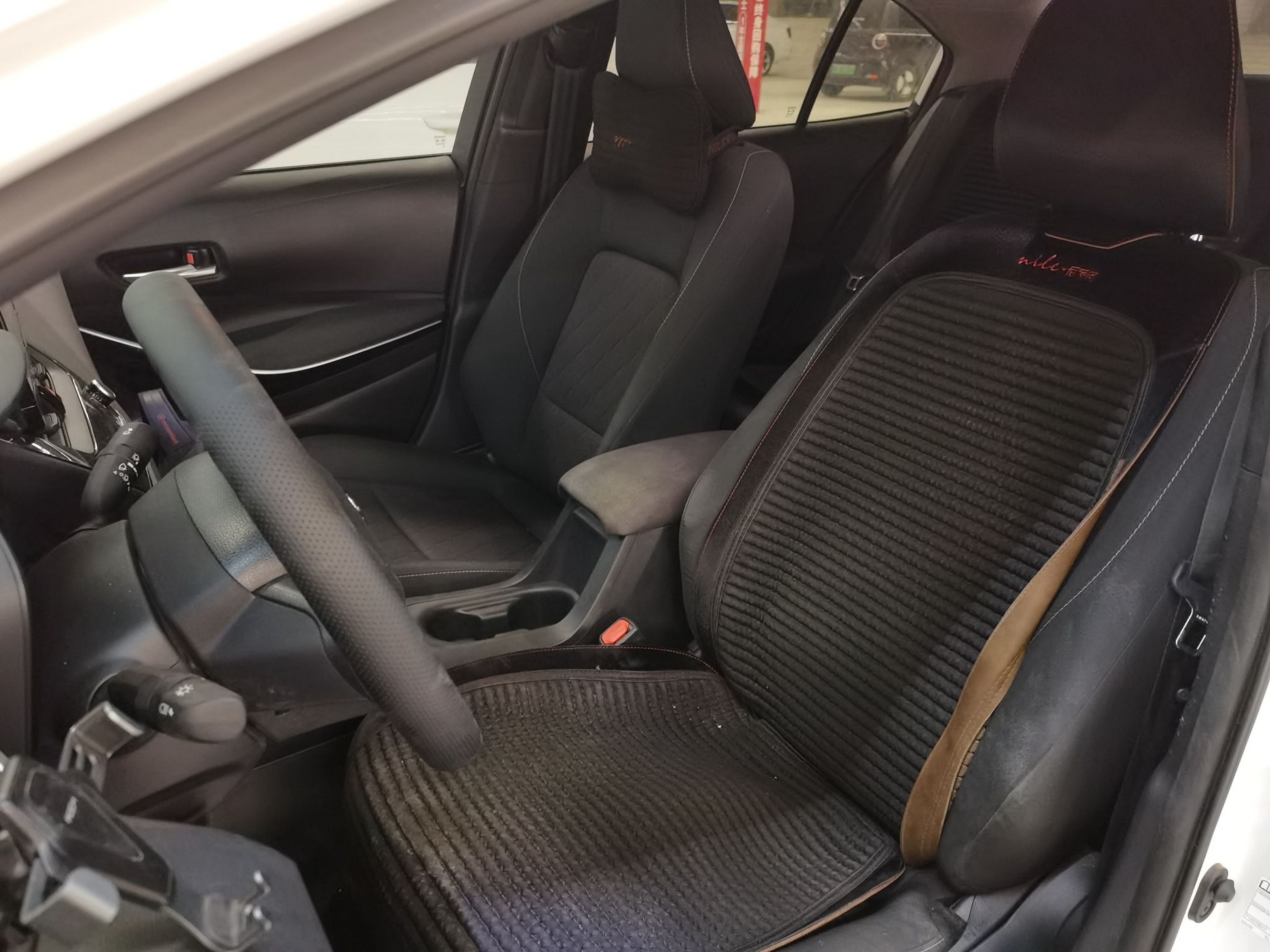 المقاعد الأمامية داخل السيارة