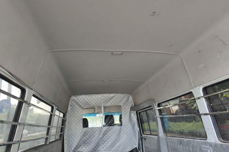 Used Iveco Daily 2021 2.5T A40 M1 Passenger Van 5-9 Seats Long Wheelbase Mid-Roof Design Dual Tires Manual Doors
