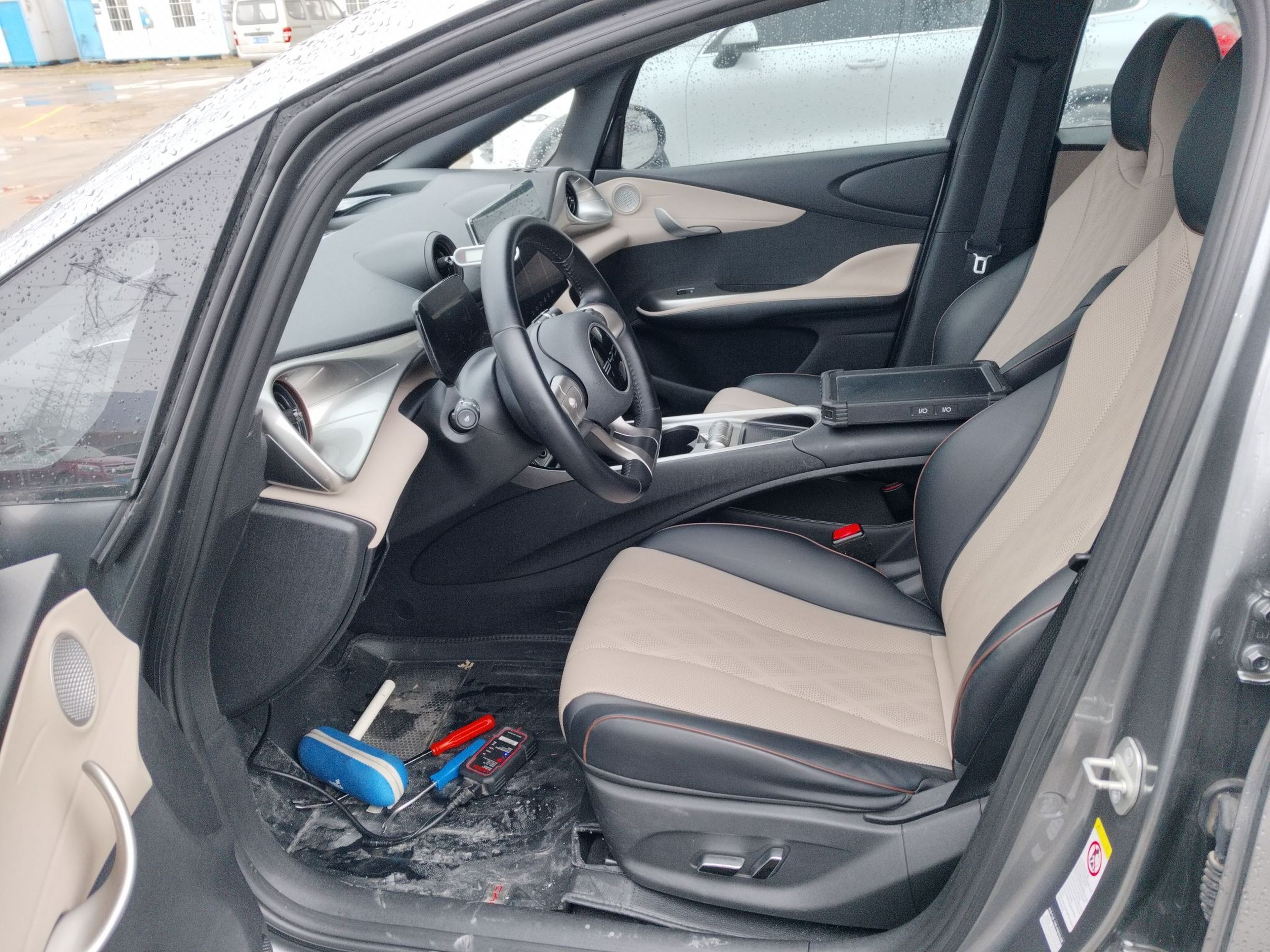 المقاعد الأمامية داخل السيارة