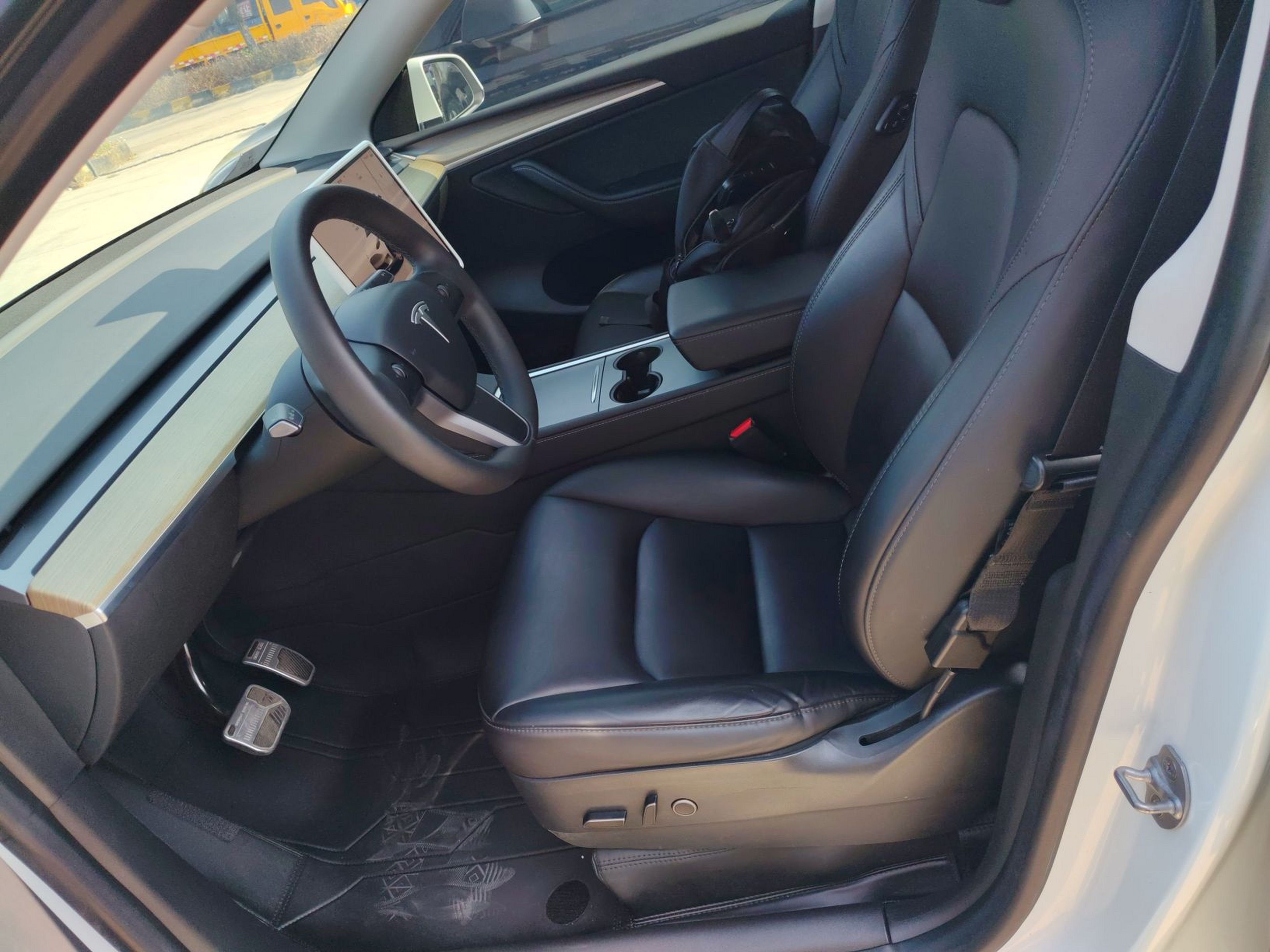 Переднее сиденье в автомобиле