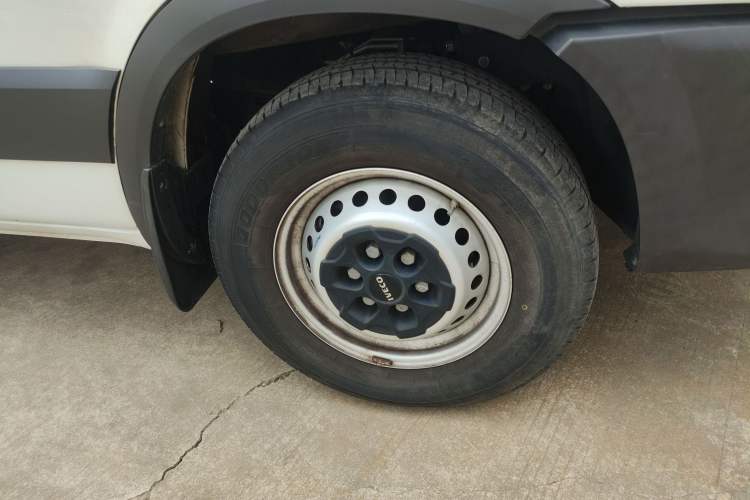 Used Iveco Eurocargo 2021 3.0T Automatic Chao Rui Short Wheelbase Low-Roof Side-Sliding Door F1C