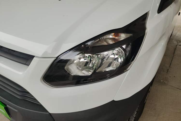 Used Ford Transit 2019 2.0T Diesel Multi-Purpose Commercial Vehicle Mid-Drive Mid-Roof 6-Seater China VI Standard