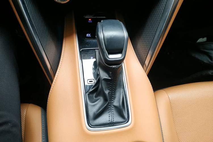 Used Toyota Venza 2022 Dual-Engine 2.5L CVT Two-Wheel Drive Prestige Edition
