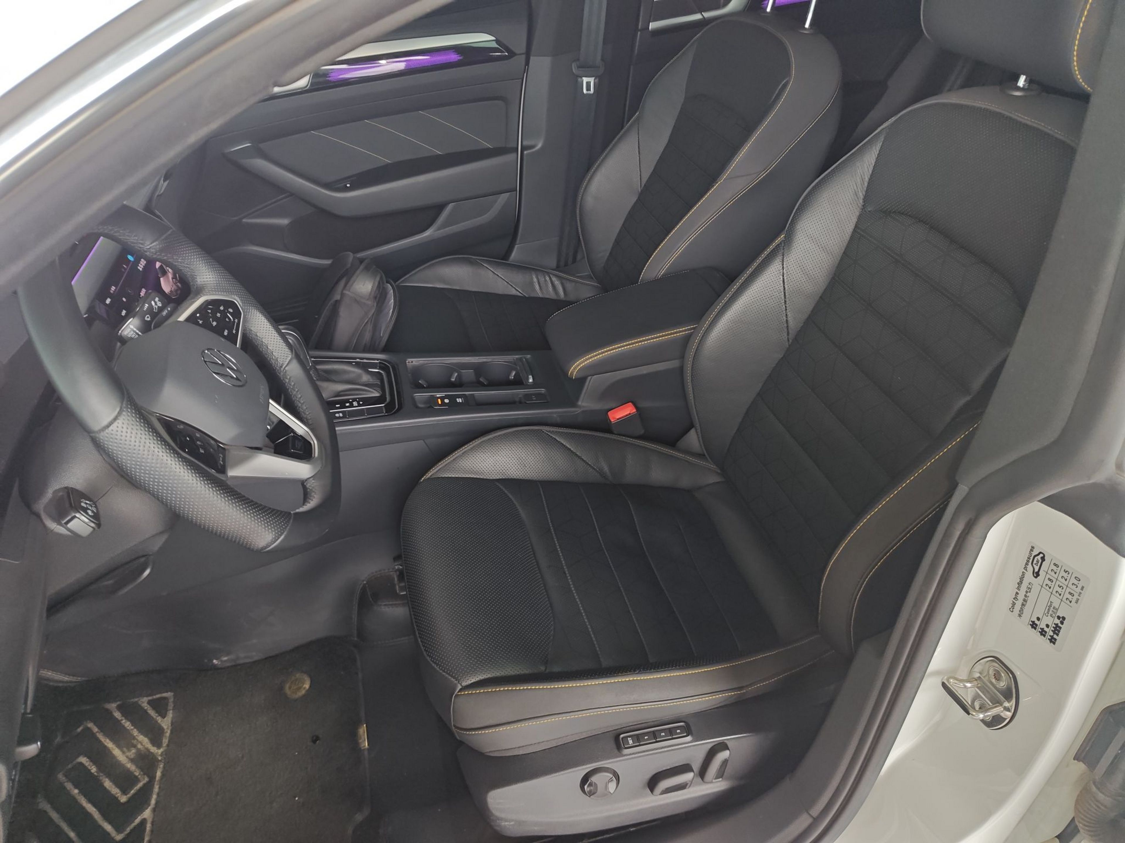 المقاعد الأمامية داخل السيارة