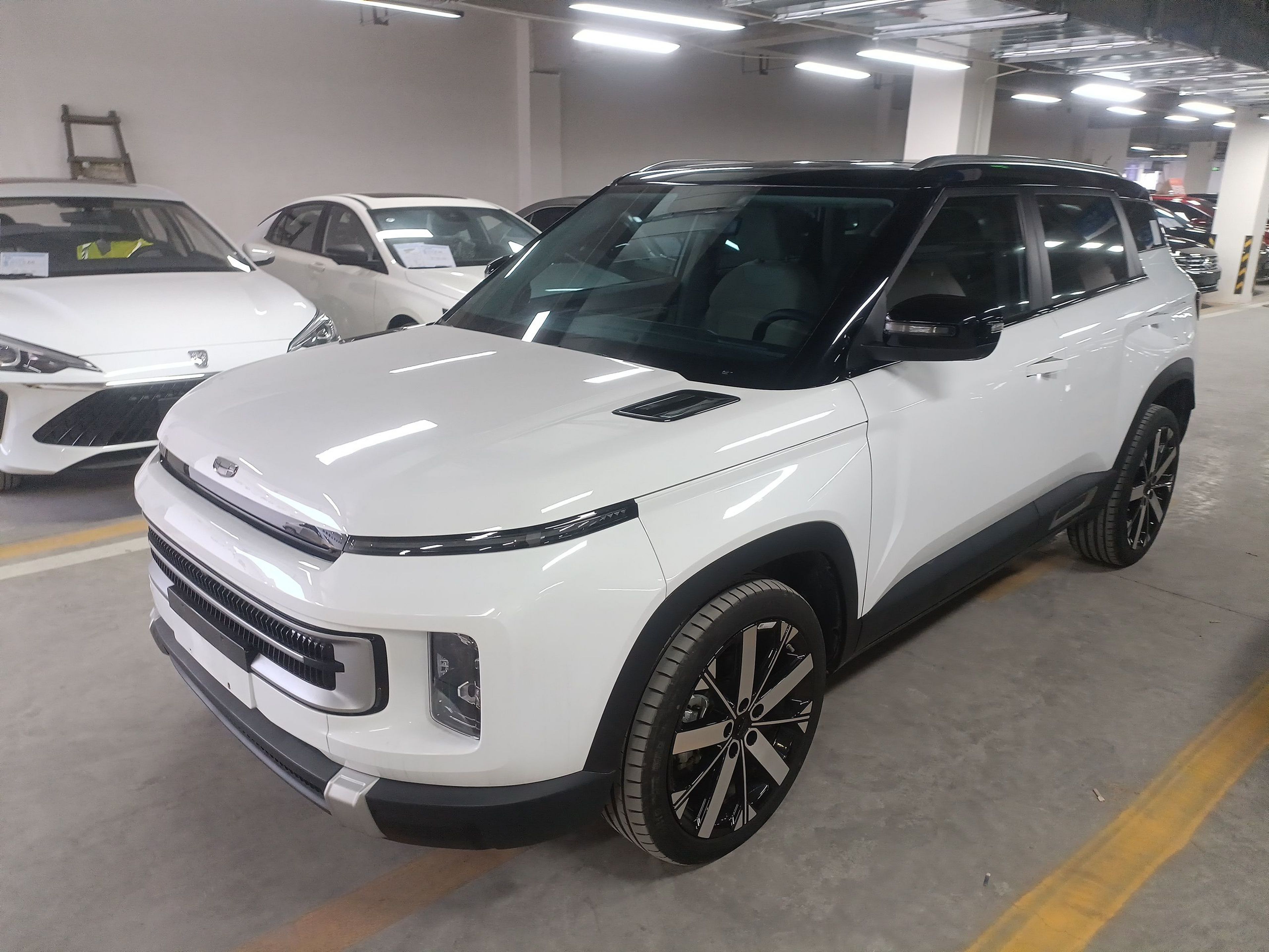 Под передней частью автомобиля