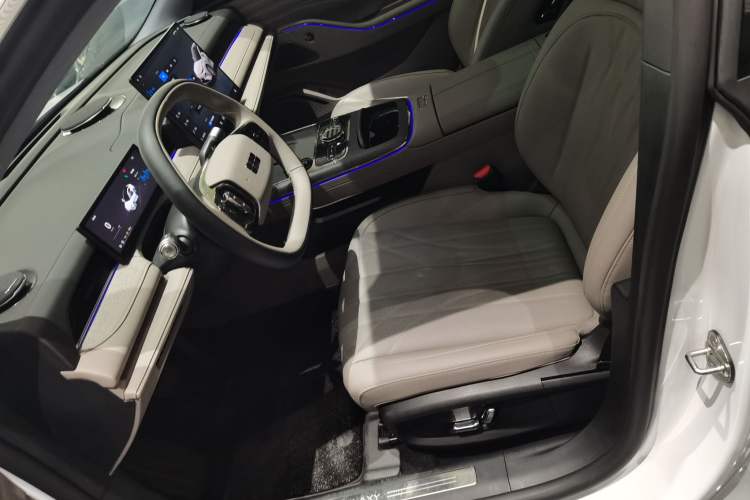 Used  Galaxy 8 2025 130km EM-i Deluxe Edition